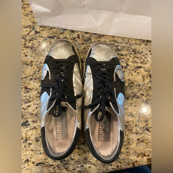GOLDEN GOOSE SUPERSTAR Silver and Black Sneakers. Size 42. Influencer Favorite! - Picture 3 of 7